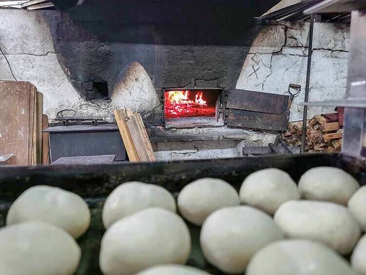 Dapur ketuhar klasik masih digunakan untuk membakar roti dan kek di Hiap Joo Bakery Biscuit Factory