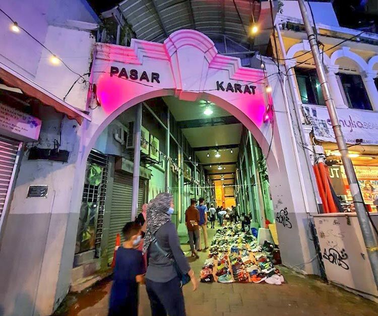 Pasar Karat sentiasa meriah dengan pengunjung