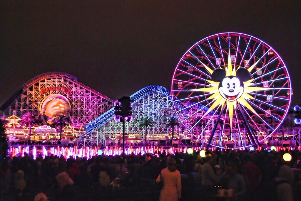 Pengembaraan Disney California pada waktu malam