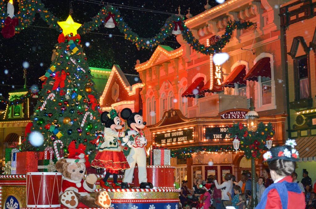 Mickey Mouse dan Minnie Mouse meraikan percutian di The Magic Kingdom di Walt Disney World