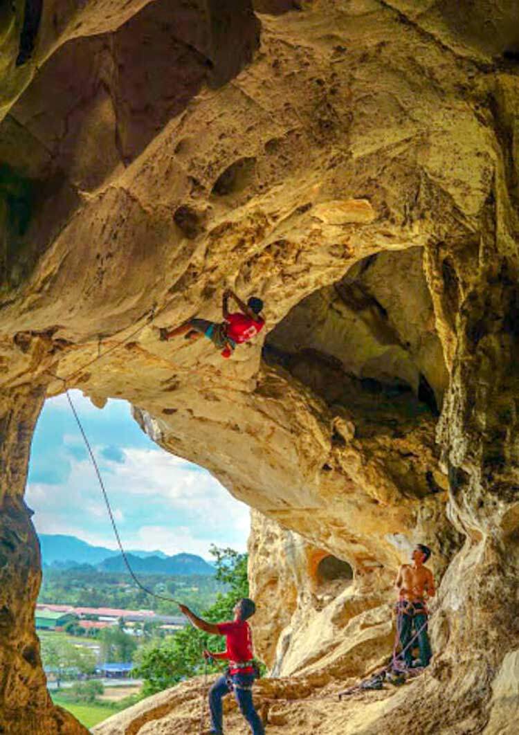 Aktiviti Rock Climbing di pintu gua Bukit Keteri