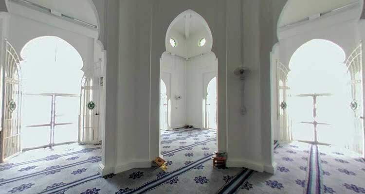 Senibina di bahagian dalam Masjid Alwi | Imej oleh: Foxie A.