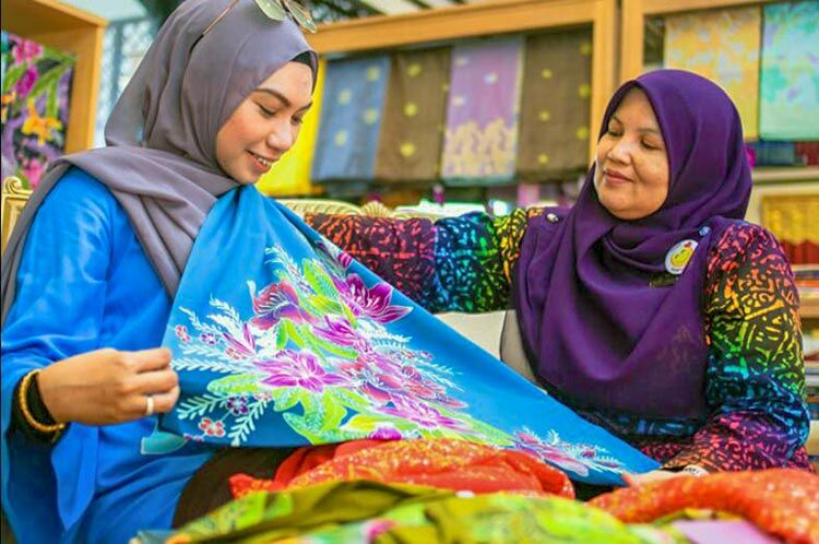 Batik berkualiti tinggi boleh dibeli di Batik Pavilion
