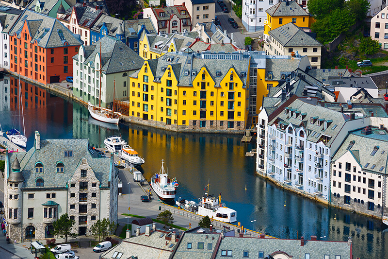 Aksla di bandar Alesund, Norway. Ia adalah pelabuhan laut, dan terkenal dengan kepekatan seni bina Art Nouveau.