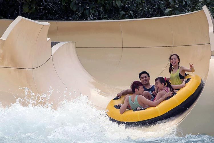 Bukit-Gambang-Water-Park-Family-Raft-Ride