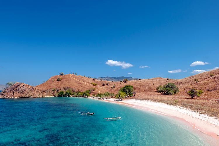 Pantai-Merah-Jambu-Pulau-Padar-Labuan-Bajo-Indonesia