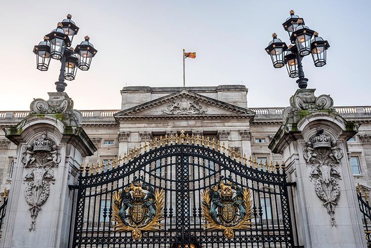 royal-coat-of-arms-and-the-gates-at-buckingham-palace
