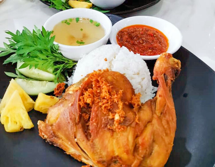 Nasi-Ayam-Penyet-Warong-Nusantara-Azmy-Nen