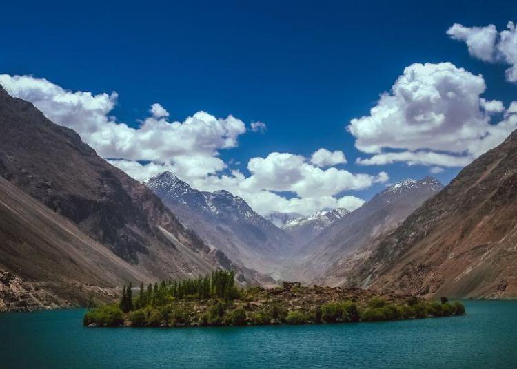 Skardu-mountain-lake